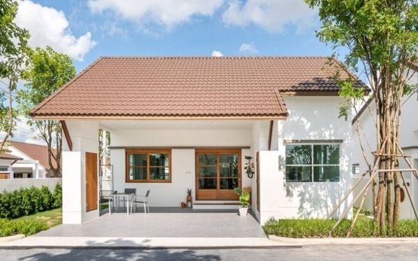 Màu sơn nhà đẹp bên ngoài nhà cấp 4 với màu trắng kem