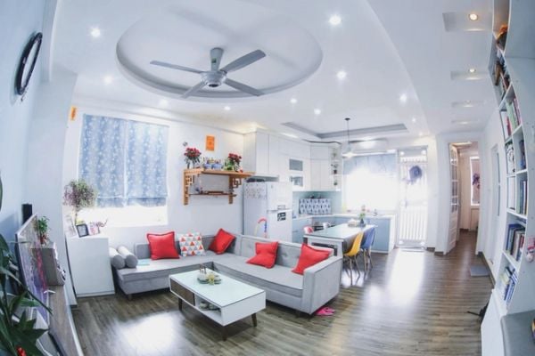 Điểm nhấn của căn phòng từ bức tường họa tiết hoa lá kết hợp ánh sáng trắng mềm mại.