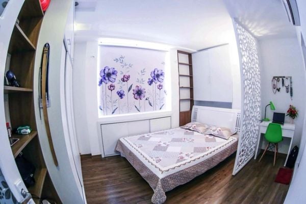 Góc làm việc được ngăn cách với giường ngủ bằng vách ngăn họa tiết.
