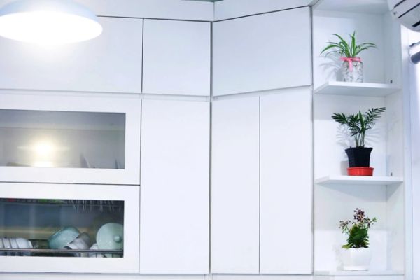 Chị Phương đặt thêm ở tủ bếp những chậu cây, chậu hoa giúp không gian sống gần hơn với thiên nhiên - Đại lý sơn Mai Anh