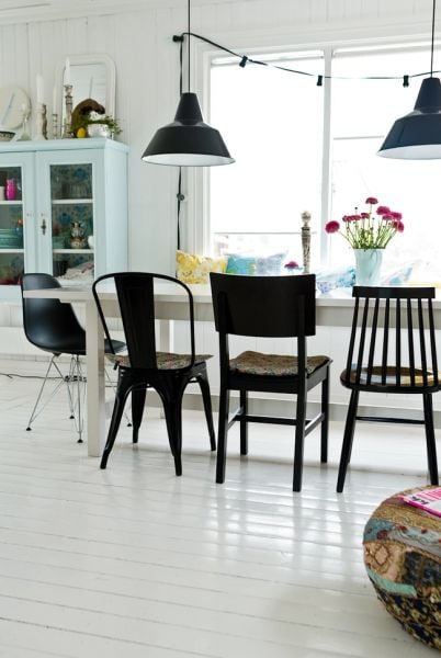 Hay đặt bên góc cửa sổ để tận dụng ánh sáng và có view nhìn ra ngoài tốt nhất.