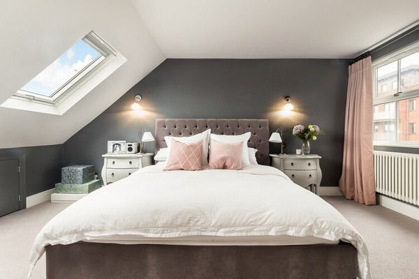 Kết hợp cùng các món đồ nội thất nâng tầm vẻ thanh lịch và tiện nghi của căn phòng