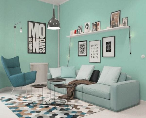 Sử dụng tranh ảnh treo tường trang trí cùng với màu xanh ngọc bích