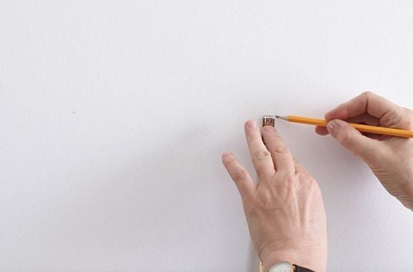 Đánh dấu vị trí cần sơn bằng bút chì và thước