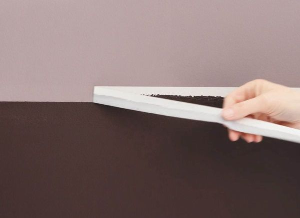 Dùng băng dính che khoảng cách giữa 2 màu sơn để không bị lem