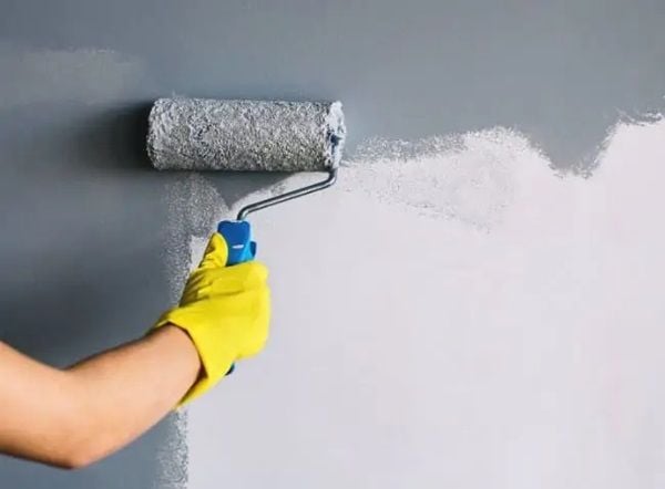 Bước cuối cùng là sơn màu tối lên tường