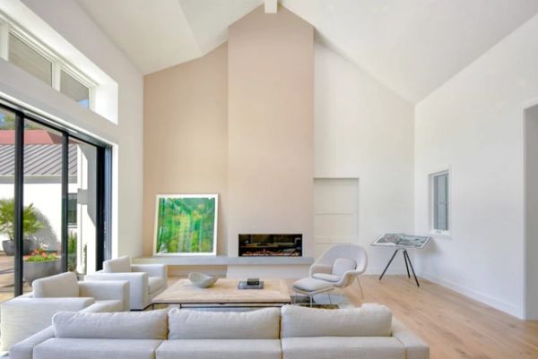Christine Curry Design chuyên chế đến nỗi sopha chỉ độc một màu trắng mà cho nó hòa hợp thêm bất kì một màu sắc nào khác.